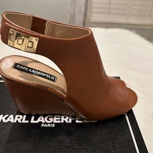 Karl Lagerfeld NWT Rowa size 9 wedge in cognac